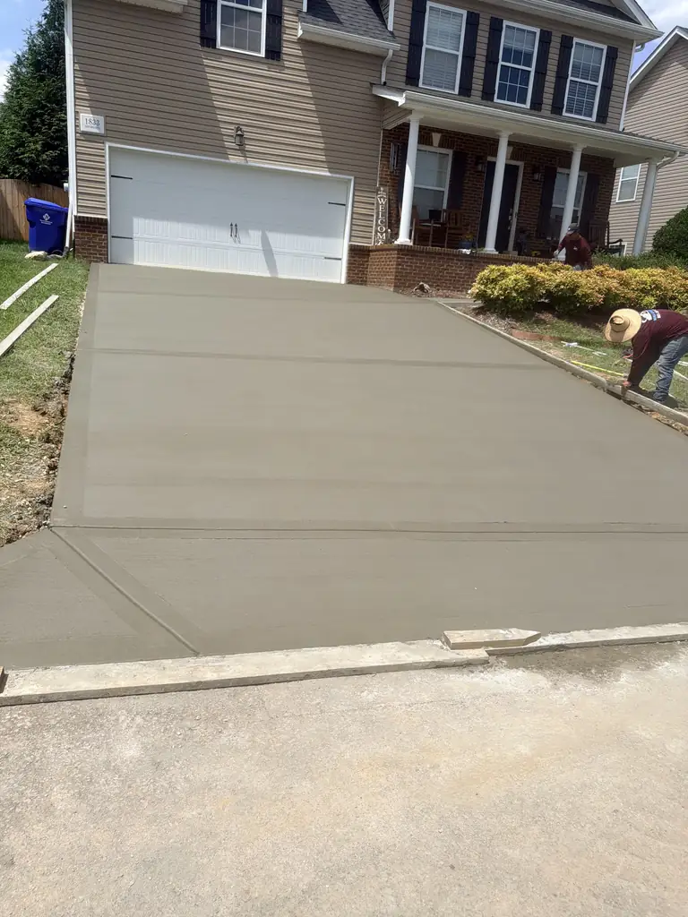 The same Knoxville, Tennessee home with the finished concrete driveway poured over that base