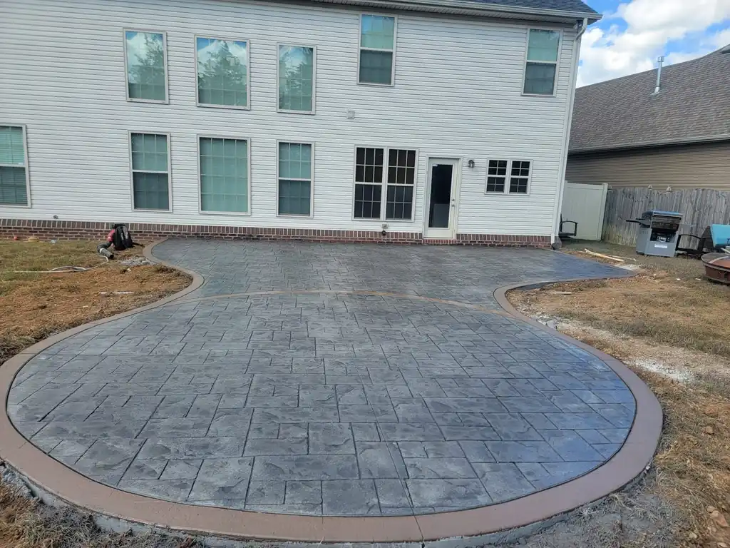 Circular stamped concrete driveway with a colored border in Knoxville, Tennessee